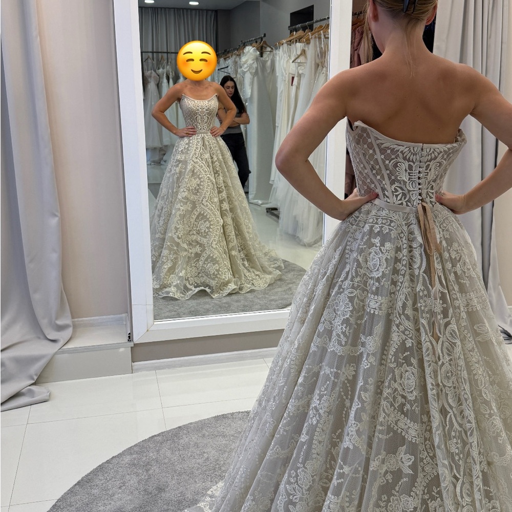 Elegant Lace Wedding Gown